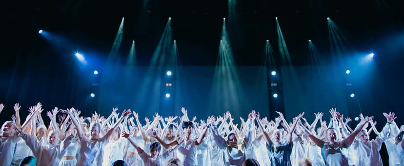 PS:Dans: Ingen står stille, ingen står alene