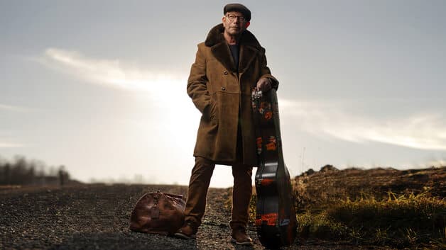 Jonas Fjeld setter bagen fra seg