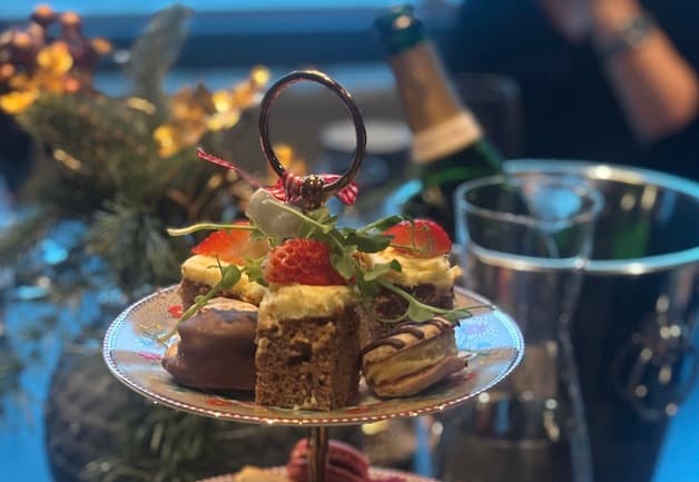 Tipsy Afternoon Tea & Smaking av Sommerens Bobler